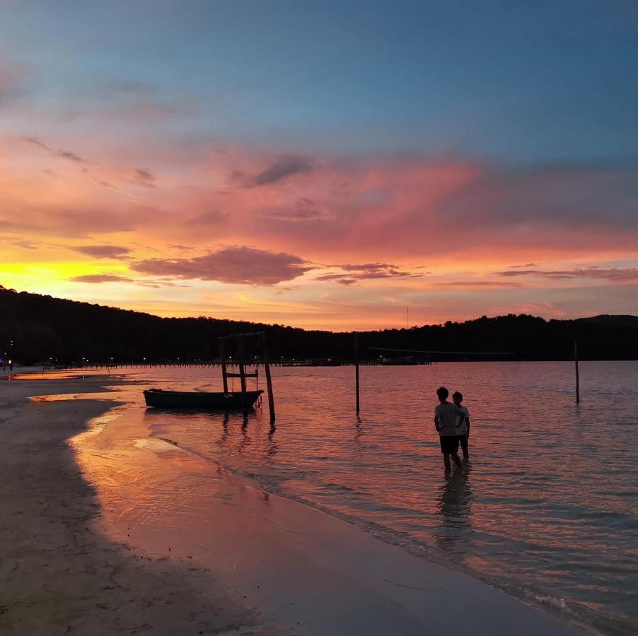 Lucky Sun Saracen Bay Hostel Koh Rong Sanloem Exterior photo
