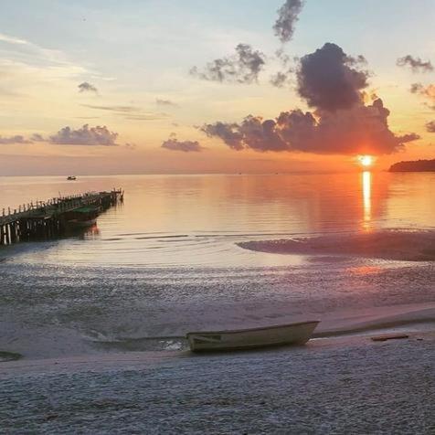 Lucky Sun Saracen Bay Hostel Koh Rong Sanloem Exterior photo