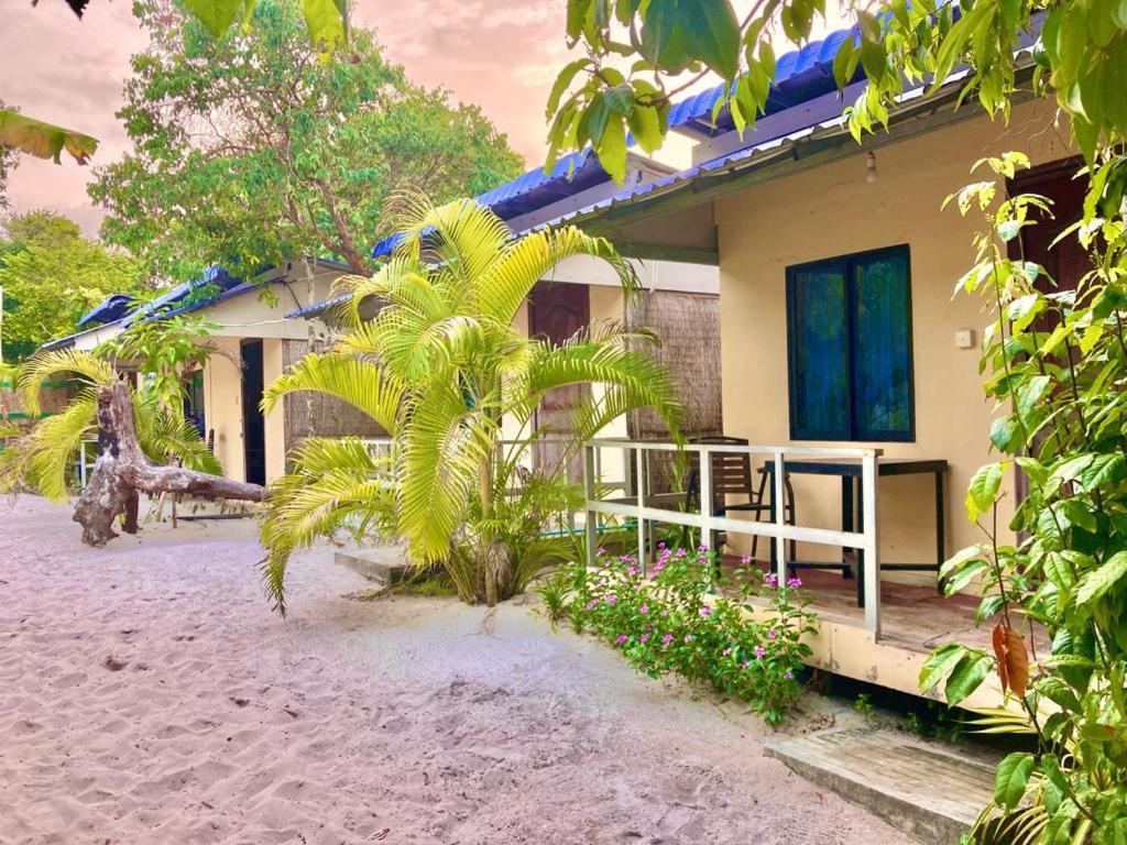 Lucky Sun Saracen Bay Hostel Koh Rong Sanloem Exterior photo